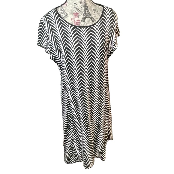 London Times Dresses & Skirts - London Times Black and White Sweater Dress